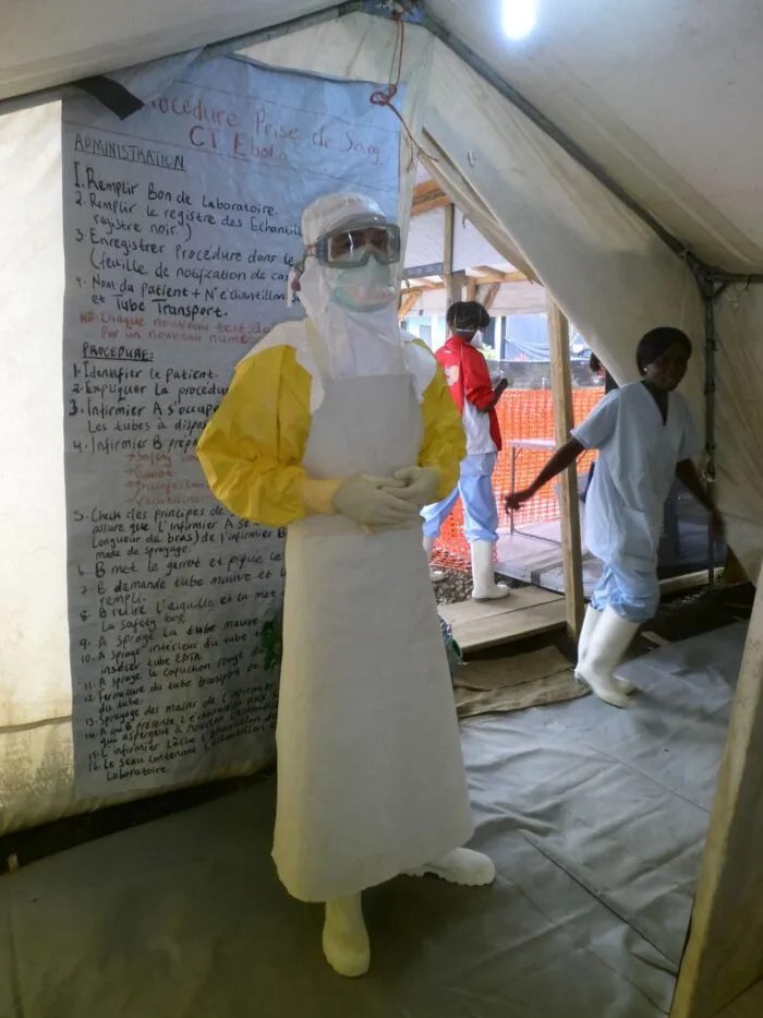 Der Berliner Arzt Maximilian Gertler bei einem Ebola-Einsatz für Ärzte ohne Grenzen (Handout)