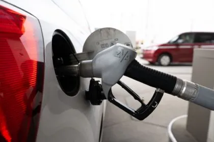 Tankrabatt kommt nicht voll bei Autofahrern an - Preise sinken langsamer als Steuer