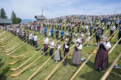 Mehr als 1000 Alphörner für Weltrekord auf Schweizer Wiese