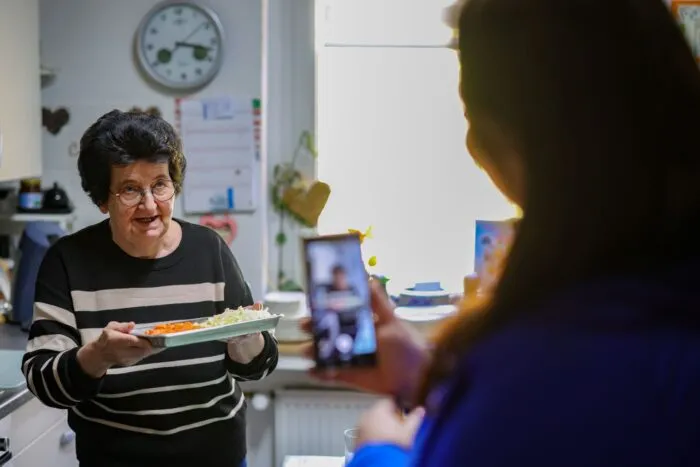 Oma kocht, Vanessa filmt - wie lange die zwei noch Videos machen, hängt ganz davon ab, wie lange Annemarie noch möchte.