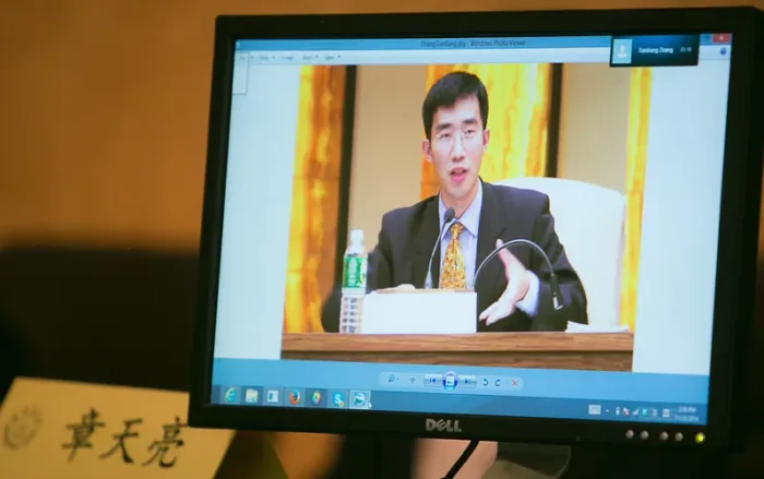 Zhang Tianliang, ein chinesischer Geschichtsprofessor, politischer Kommentator und Schriftsteller, spricht darüber, wie die soziale Bewegung „Tuidang“ (Parteiaustritt) zum Zusammenbruch des chinesischen Regimes führen wird. Foto: Li Sha/The Epoch Times