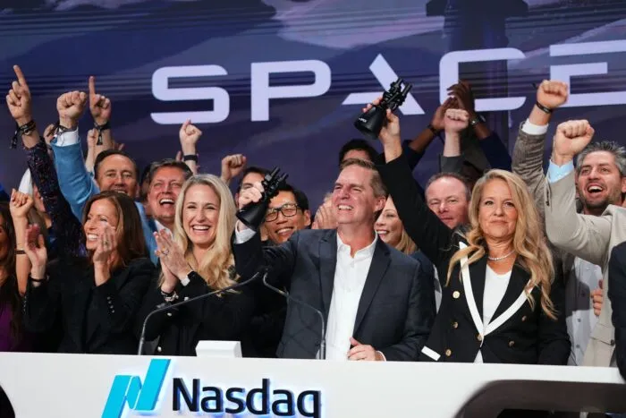 SpaceX-Chefin Gwynne Shotwell (r) feiert gemeinsam mit Mitarbeitern beim Börsengang von SpaceX an der Nasdaq in New York.