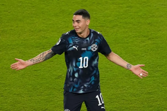Miguel Almirón hielt sich die Hand vor dem Mund und flog dafür vom Platz.