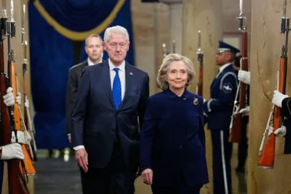 Epstein-Akten: Clintons sagen Ende Februar aus - Ärger für früheren britischen Minister