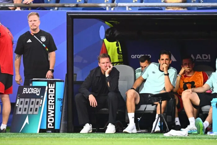 Julian Nagelsmann sitzt nach der Niederlage enttäuscht auf der Trainerbank.