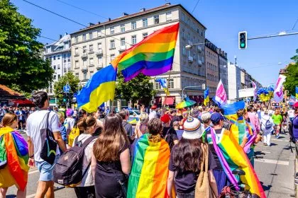 Dragqueen unter Tatverdacht: Abschluss der Ermittlungen im Fall „Jurassica Parka“ nicht in Sicht