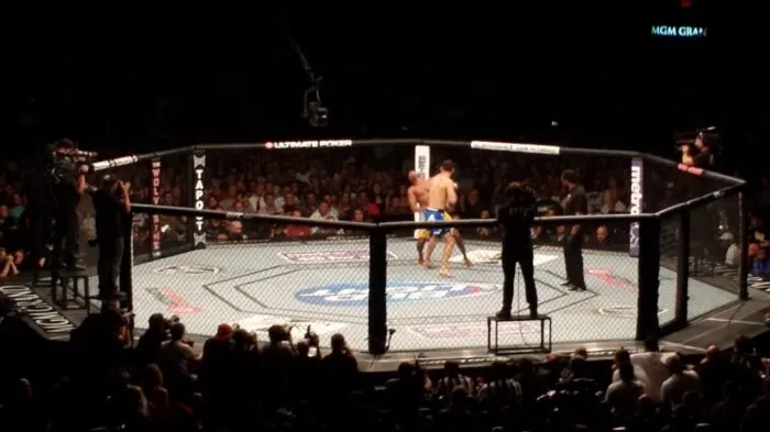 MMA-Kämpfe finden traditionell in einem Ring oder in einem Käfig statt