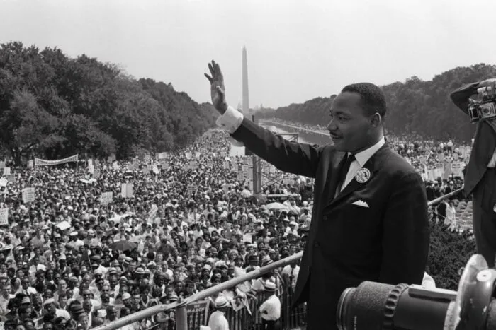 Der Bürgerrechtler Martin Luther King (1929–1968) spricht am 28. August 1963 während des „Marsches auf Washington“ zu den Menschenmengen am Lincoln Memorial, wo er seine berühmte Rede „Ich habe einen Traum“ hielt. Foto: AFP via Getty Images