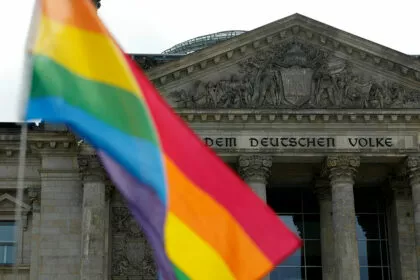 Bundestagspolizei im Einsatz: Abgeordnete müssen Regenbogenfahnen entfernen