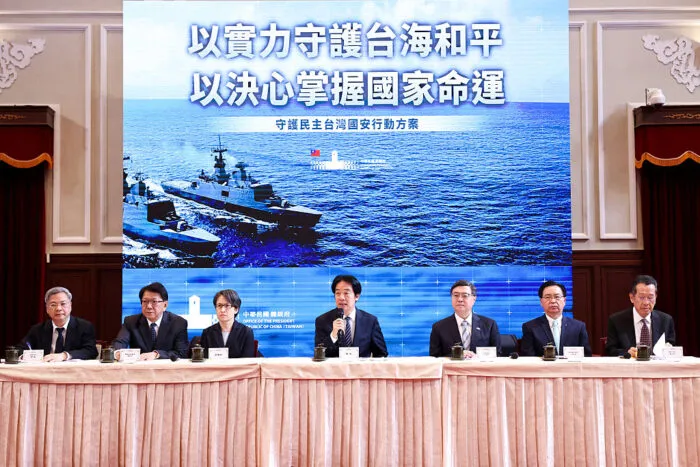 (vlnr) Taiwans Wirtschaftsminister Kung Ming-hsin, Pan Men-an, der Generalsekretär des Präsidenten, Vizepräsidentin Hsiao Bi-khim, Präsident Lai Ching-te, Premierminister Cho Jung-tai, der Generalsekretär des Nationalen Sicherheitsrates Joseph Wu und Verteidigungsminister Wellington Koo geben am 26. November 2025 im Präsidentenpalast in Taipeh eine Pressekonferenz. Trotz einer Bevölkerung von nur etwas über 23 Millionen Menschen spielt Taiwan auf dem Weltmarkt eine überproportional große Rolle. Foto: I-Hwa Cheng / AFP via Getty Images