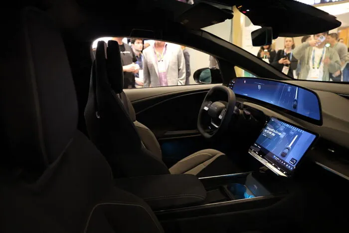 Lucid, Nuro und Uber präsentieren ein Robotaxi während der Nvidia Live-Veranstaltung auf der CES 2026 im Vorfeld der jährlichen Consumer Electronics Show in Las Vegas, Nevada, am 5. Januar 2026. Foto: Patrick T. Fallon / AFP via Getty Images