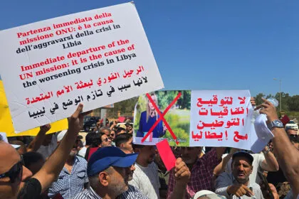 Hunderte Menschen protestieren in Libyen gegen Migranten und Flüchtlinge