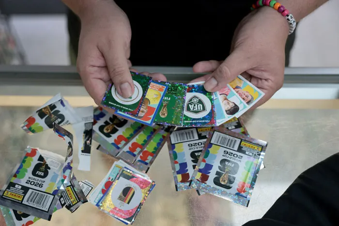 Ein Fan zeigt Panini-Bildchen, die sie Anfang Juni in Miami, Florida, USA, erworben hat.