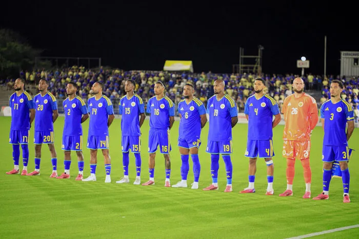 V.l.n.r: #11 Jeremy Antonisse, #20 Joshua Brenet, #02 Shurandy Sambo, #14 Kenji Gorre, #15 Ar'jany Martha, #16 Jearl Margaritha, #06 Godfried Roemeratoe, #19 Gervane Kastaneer, #04 Roshon van Eijma, #26 Trevor Doornbusch und #03 Jurien Gaari vor dem Länderspiel Curaçao – Aruba Anfang etwa eine Woche knapp zwei Wochen vor ihrem WM-Auftakt.