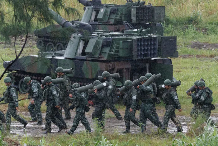 Taiwanische Soldaten tragen Artilleriegranaten für eine M109A2-Selbstfahrlafette während einer Schießübung in Taichung am 9. Juni 2026. Bis 2030 will Taiwans Präsident Lai Ching-te den Militärhaushalt des Landes von rund 3 Prozent auf 5 Prozent des BIP erhöhen. Foto: Cheng Yu-chen / AFP via Getty Images