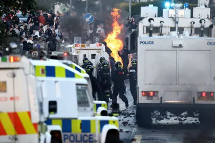 Neue Proteste in Nordirland wegen Messerangriff - Polizei setzt Wasserwerfer ein