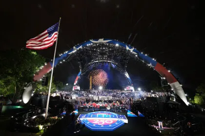 Kampfsportspektakel an Trumps 80. Geburtstag