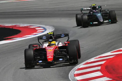 Mercedes ausgebremst: Erster Ferrari-Triumph für Hamilton