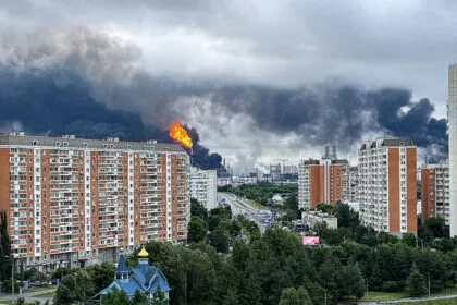 Massiver ukrainischer Drohnenangriff auf Moskau - Rauchsäulen über russischer Hauptstadt