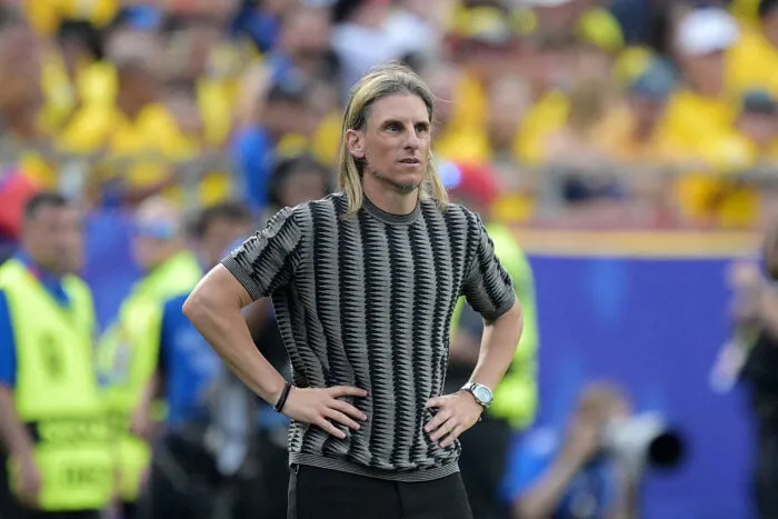 Ecuadors argentinischer Cheftrainer Sebastián Beccacece beim Spiel gegen Curaçao. Das Unentschieden sicherte seiner Mannschaft den ersten und bislang einzigen Punkt in der Vorrunde. Ein Ergebnis, mit dem weder Trainer noch Fans zufrieden sind.