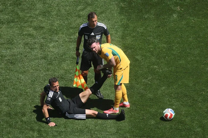 Fußball-WM: Schiri bei Spiel zwischen USA und Australien mit Krampf
