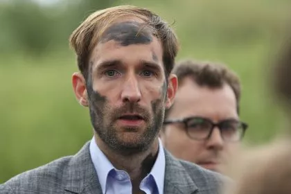 Urkundenfälschung ja - strafbar nein: Gericht spricht Philipp Ruch frei