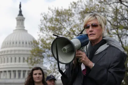 US-Aktivistin Erin Brockovich warnt vor KI-Datenzentren