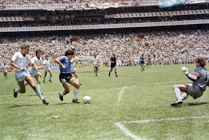 Diego Armando Maradona (3.v.l.) erzielte im Viertelfinale der WM 1986 ein Tor – „mit ein bisschen Kopf von Maradonna und der Hand Gottes“.