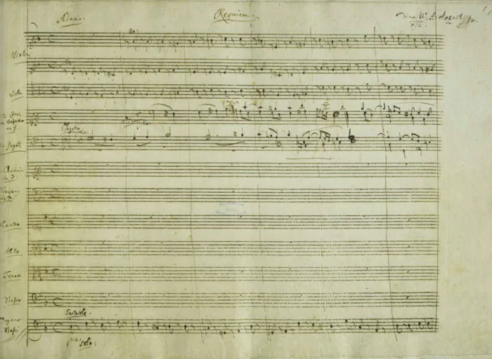 Ein Ausschnitt aus dem Manuskript von W. A. Mozarts „Requiem“ KV 626 von 1791. Angeblich wurde es für seine eigene Beerdigung komponiert. Foto: Österreichische Nationalbibliothek, gemeinfrei
