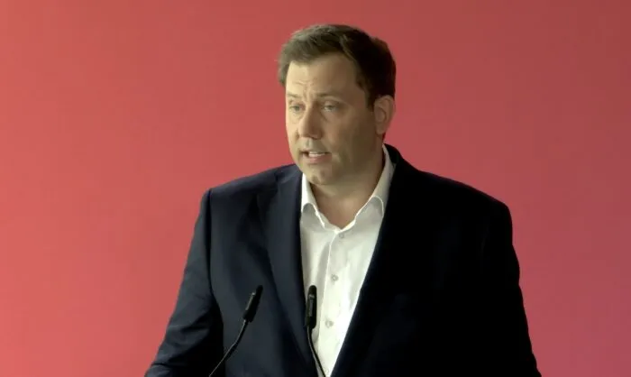 Bundesfinanzminister Lars Klingbeil (SPD) bei seiner Rede auf dem Jahrestreffen des Deutschen Landkreistags am 8. Juni 2026 in Berlin. Foto: Bildschirmfoto/DLT