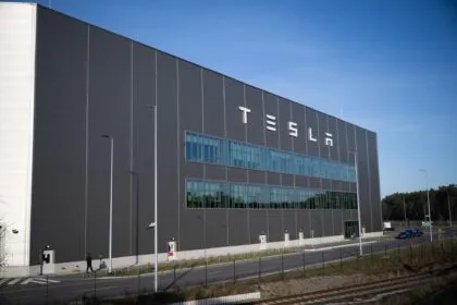 Tesla in Brandenburg: IG Metall fordert faire Wahl und bessere Arbeitsbedingungen