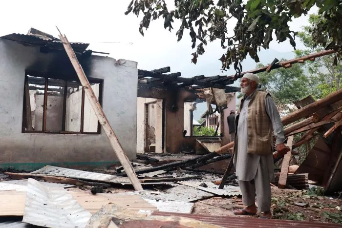 Ein Anwohner im indisch kontrollierten Kaschmir steht neben einem Haus, das durch pakistanischen Artilleriebeschuss beschädigt worden sein soll.