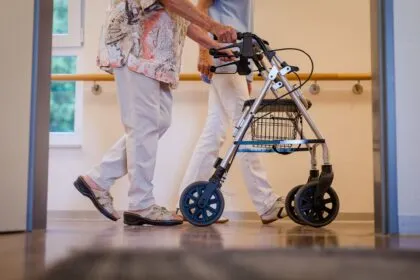 Pflegereform: Warken plant harte Einschnitte - Kritik an Belastung von Pflegenden
