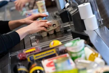 Verdi fordert Lohnplus im Handel - Handelsverband warnt vor Jobabbau