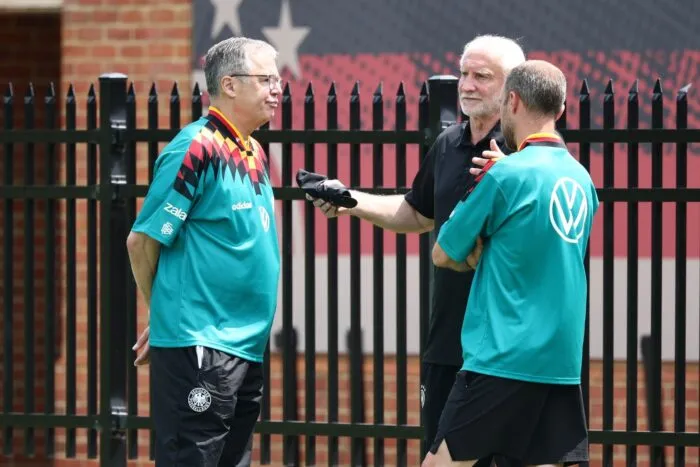 DFB-Geschäftsführer Andreas Rettig und Rudi Völler haben beim Training viel zu bereden.