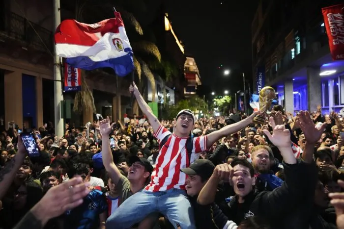 Asunción, Paraguay: Ausgelassene WM-Stimmung - Fans jubeln nach Spiel Deutschland gegen Paraguay .