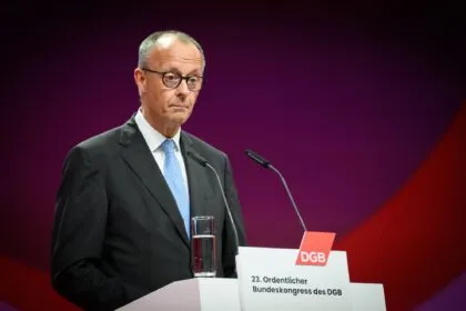 Merz beim DGB-Kongress ausgebuht - Streit um Rentenreformen