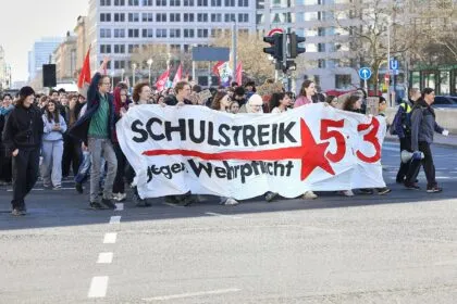 Schüler demonstrieren gegen Wehrdienstpläne