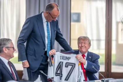G7-Gipfel: Erste Arbeitssitzungen - Merz schenkt Trump ein Deutschlandtrikot
