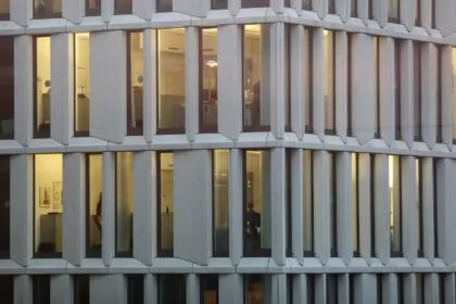 Umfrage: Deutsche Konzerne fordern mehr Präsenz im Büro