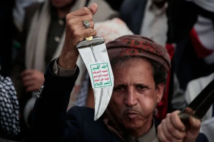 Ein Huthi-Anhänger hebt einen traditionellen jemenitischen Dolch (Jambiya) mit dem Huthi-Slogan (Sarkha), der übersetzt «Allah ist der Größte, Tod für Amerika, Tod für Israel, Fluch über die Juden, Sieg für den Islam» bedeutet, während einer Demonstration in Sanaa gegen die Vereinigten Staaten und Israel nach den jüngsten israelischen Luftangriffen auf die jemenitische Hauptstadt und Israels laufenden Militäroperationen in Gaza.