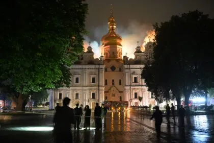 Russische Angriffe auf Kiew - berühmtes Höhlenkloster brennt