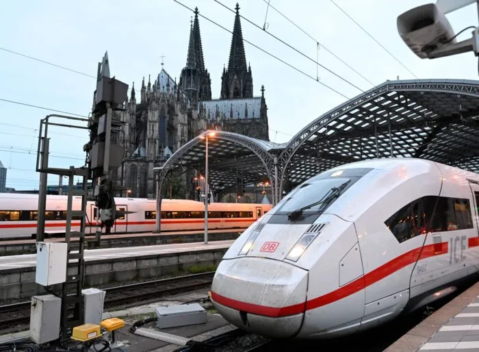 Die meisten Fernverkehrszüge auf deutschen Schienen tragen derzeit die Farben der Deutschen Bahn - doch zwei Konkurrenten wollen dem bundeseigenen Konzern Marktanteile abspenstig machen. (Archivbild)