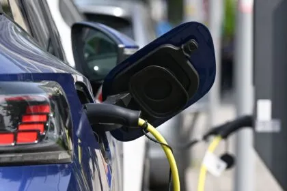 Starker Impuls oder Steuerverschwendung? Lob und Kritik an der E-Auto-Prämie