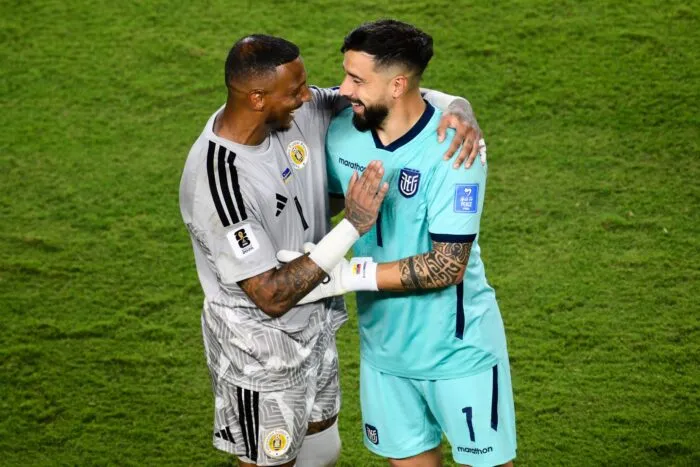 Der Torhüter von Curaçao, Eloy Room (l), und der Torhüter von Ecuador, Hernán Galindez, umarmen sich nach dem WM-Gruppenspiel.