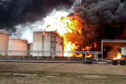 Ukraine greift Raffinerien an: Versorgungsprobleme mit Kraftstoff in Russland