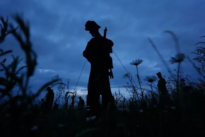 Silhouetten von &quot;Standing with Giants&quot; bilden die Installation &quot;For Your Tomorrow&quot; am britischen Normandie-Denkmal am Gold Beach, vor dem 81. Jahrestag des D-Day.