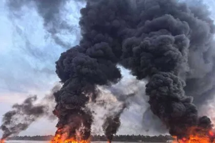 Großbrand in Myanmar: Öltanker setzt Hafen in Flammen