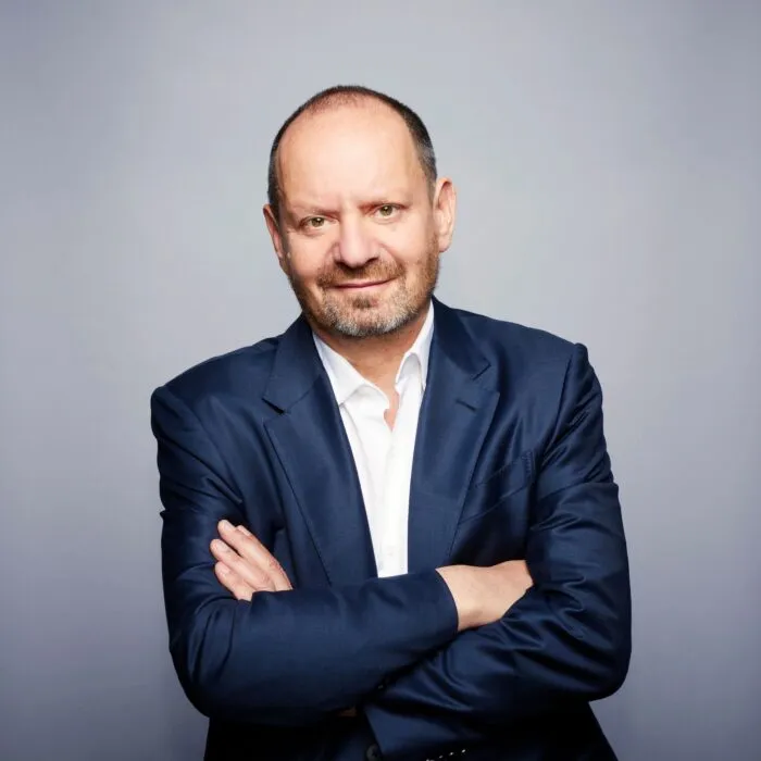 Sands arbeitet am Internationalen Gerichtshof in Den Haag und wirkte an bedeutenden Verfahren des internationalen Rechts mit.