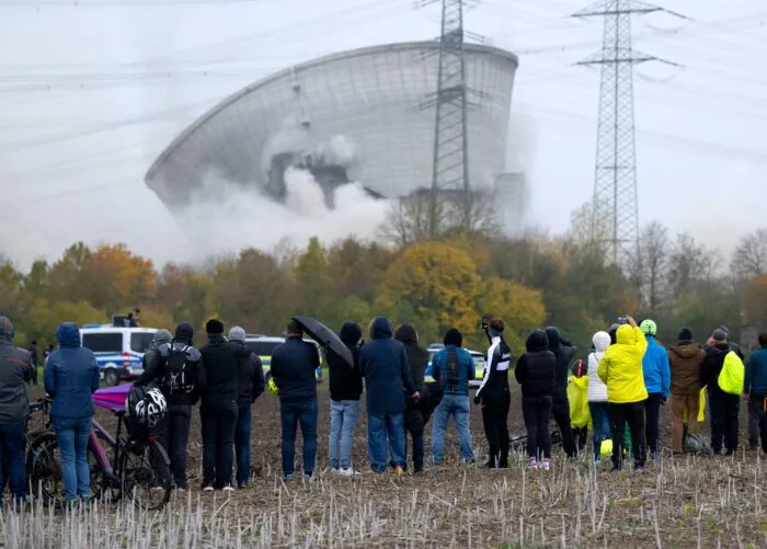 Seit dem Ausstieg aus der Kernenergie 2023 machen Atommeiler in Deutschland meist durch Sprengungen auf sich aufmerksam. Die CSU will die Technologie nun aber wieder ins Land zurückholen - mit modernen Mini-Atommeilern. (Symbolbild)